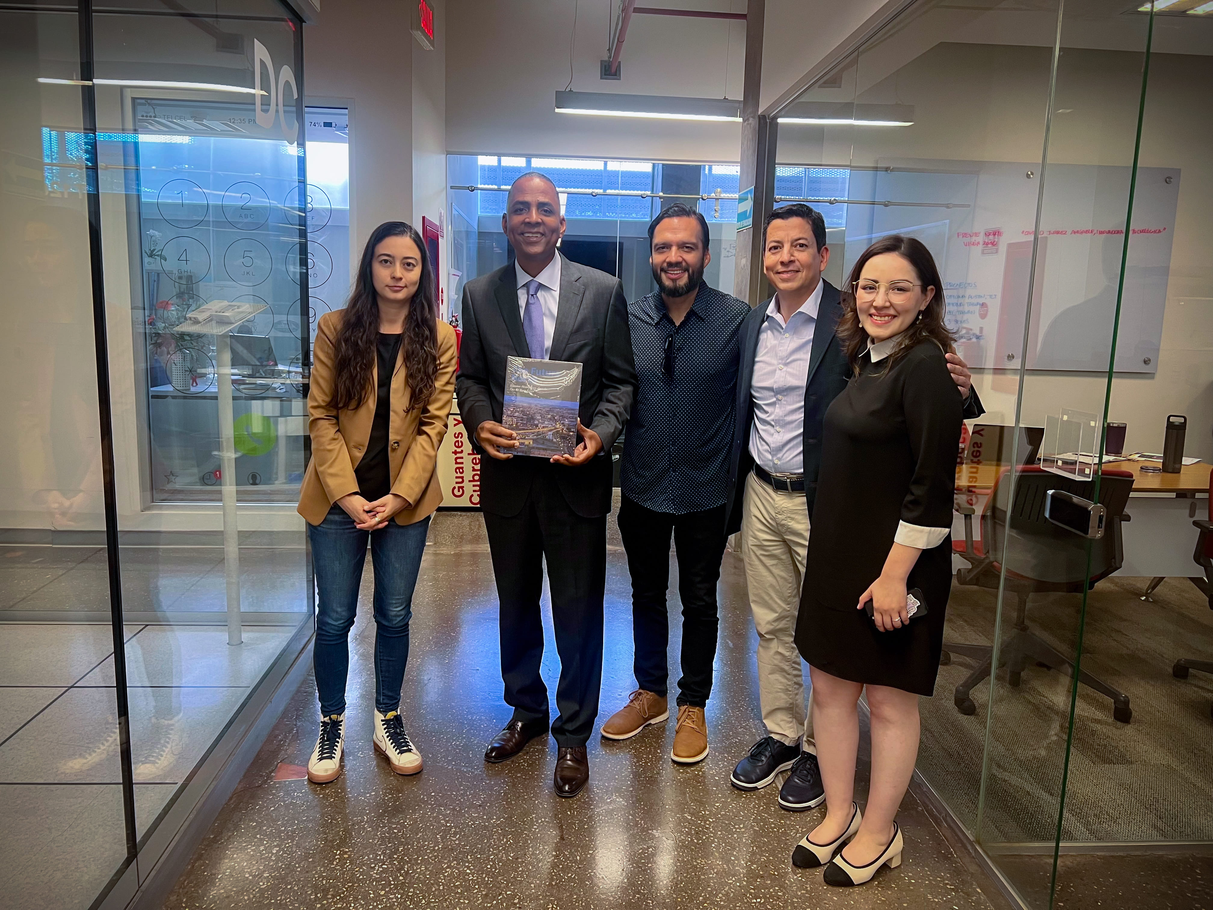 El alcalde de El Paso visita Juárez para conocer el ecosistema de innovación transfronterizo.